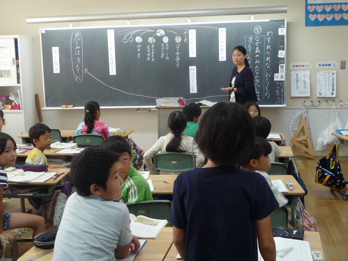 6年生は「きつねの窓」というファンタジー作品の読みで「窓にはどんなものが映るのだろうか」を学習問題にしました。